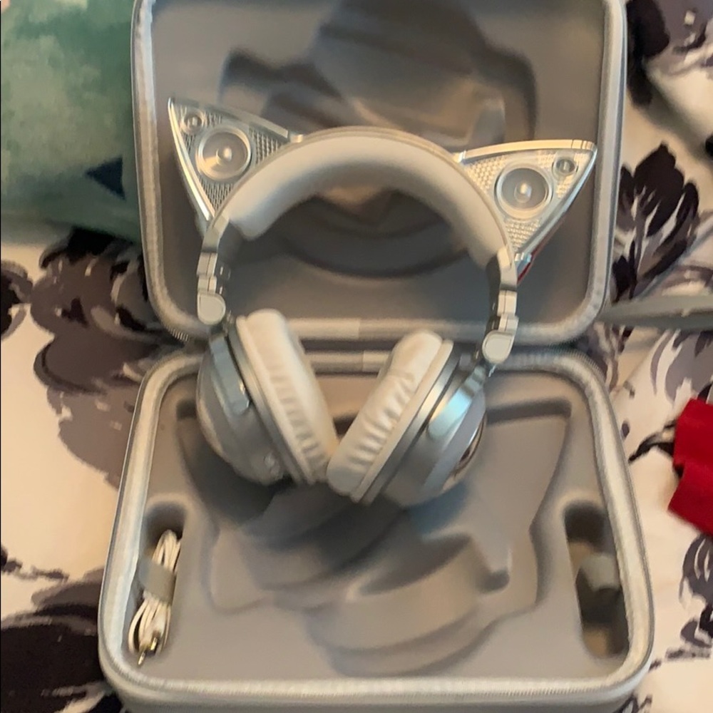 Ariana Grande headphones